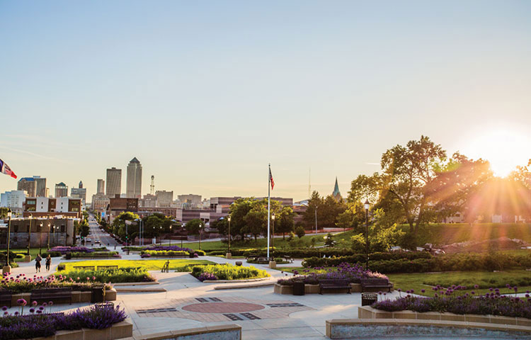 Des Moines Iowa skyline
