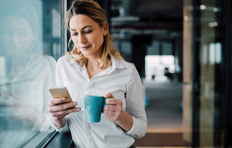 Coffee and iPhone (image)