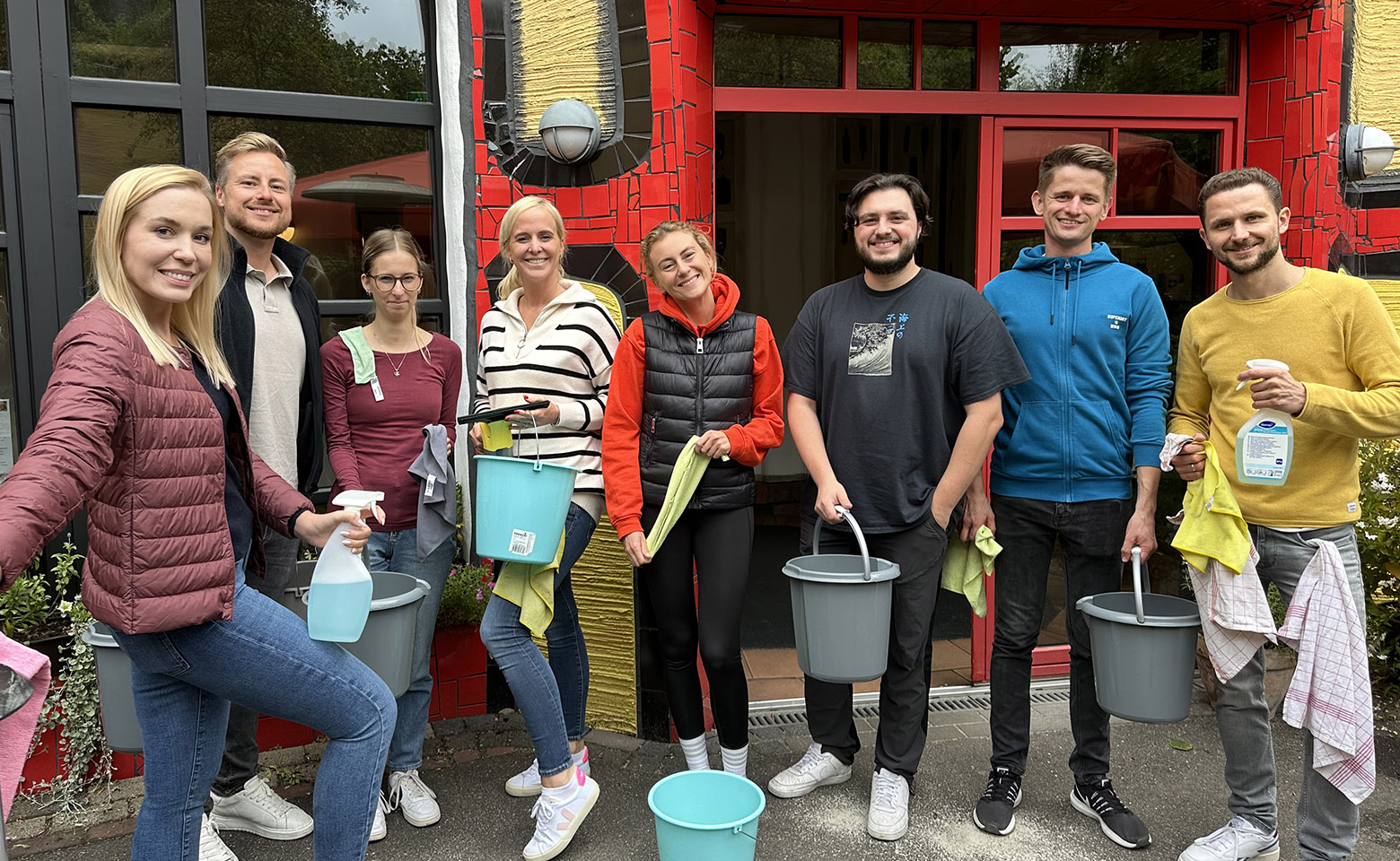 Gruppe von Menschen mit Reinigungsequipment
