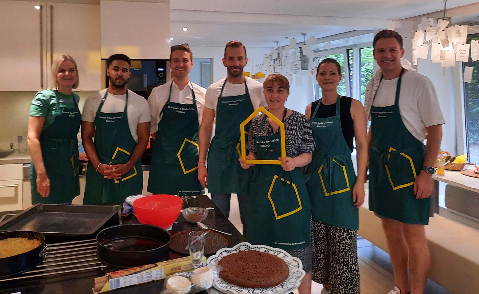 Menschen in einer Küche mit Kuchen