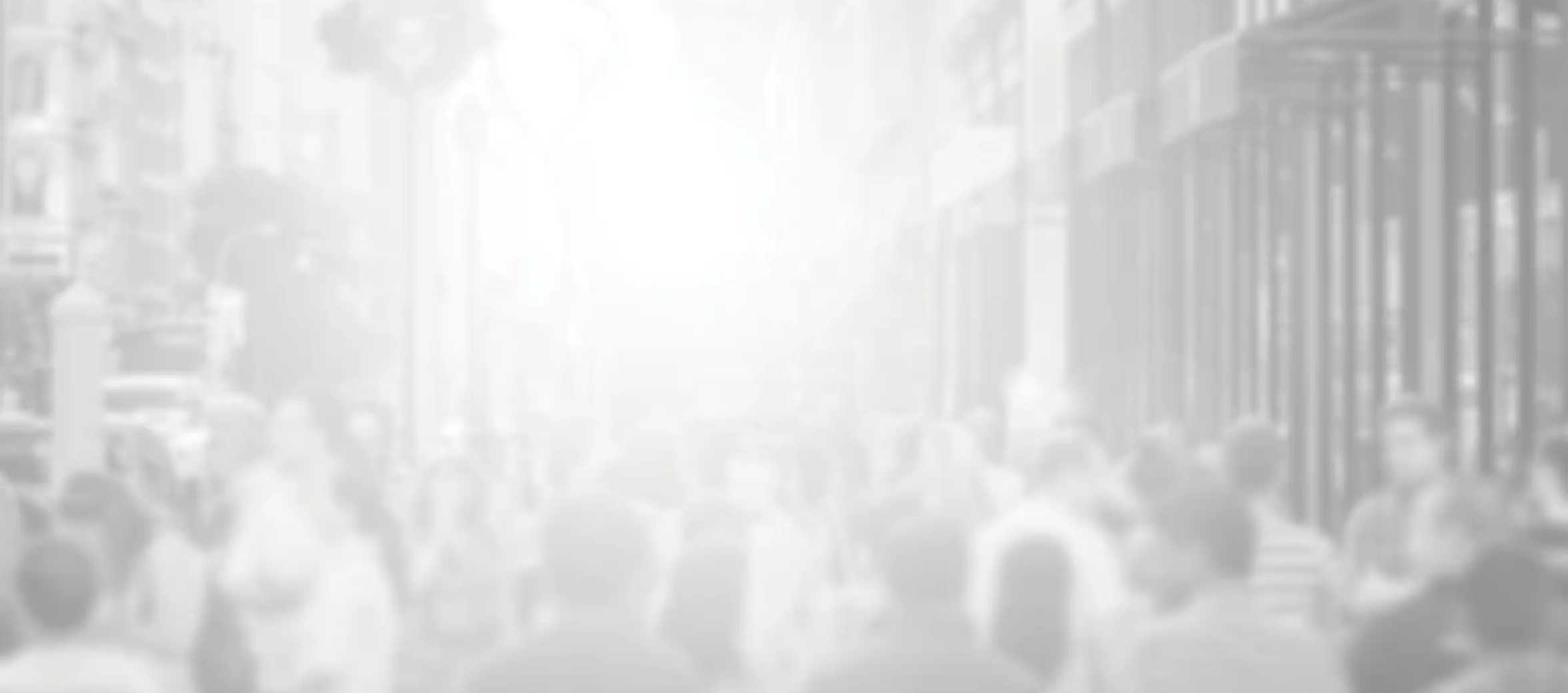 Unscharfes Schwarz-Weiß-Foto von Menschen auf der Straße