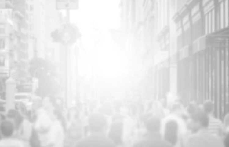 Unscharfes Schwarz-Weiß-Foto von Menschen auf der Straße