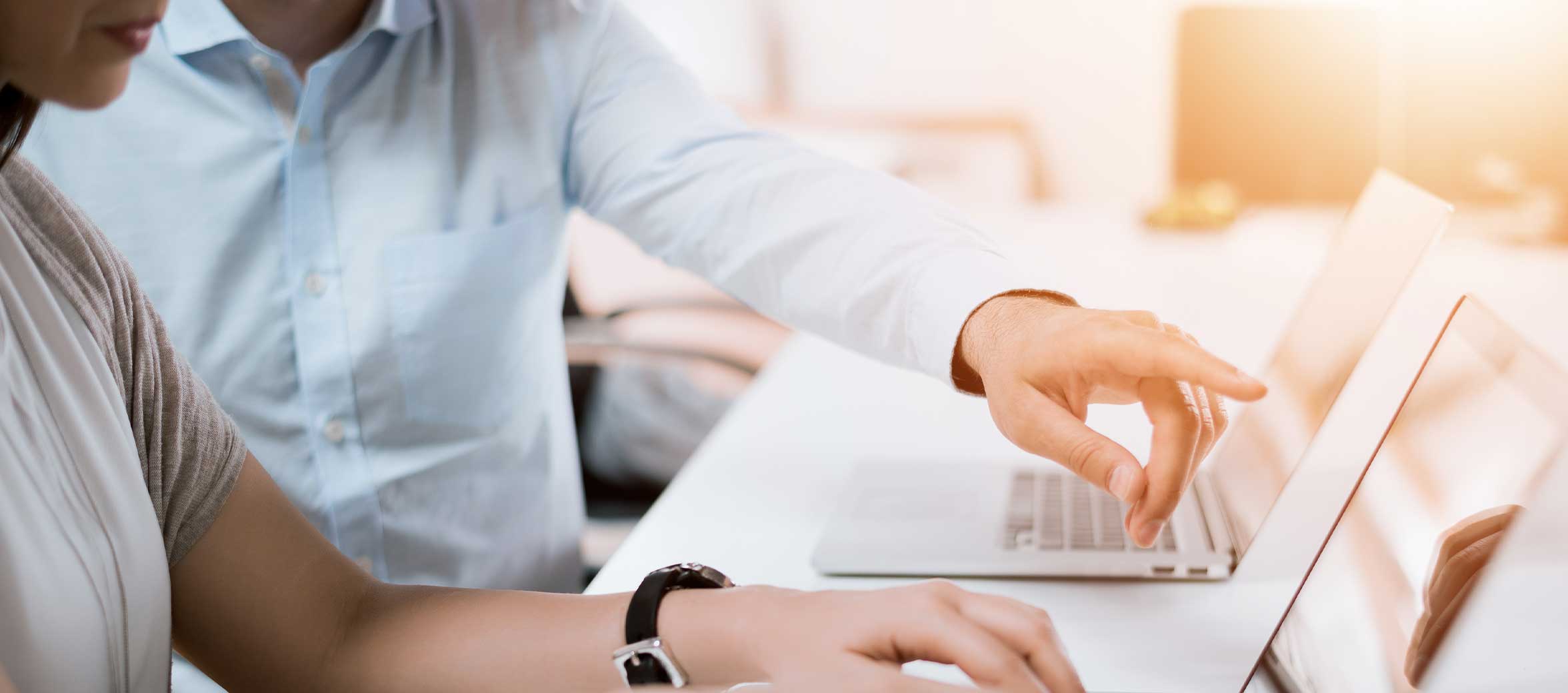 Zwei Personen arbeiten mit den Laptops