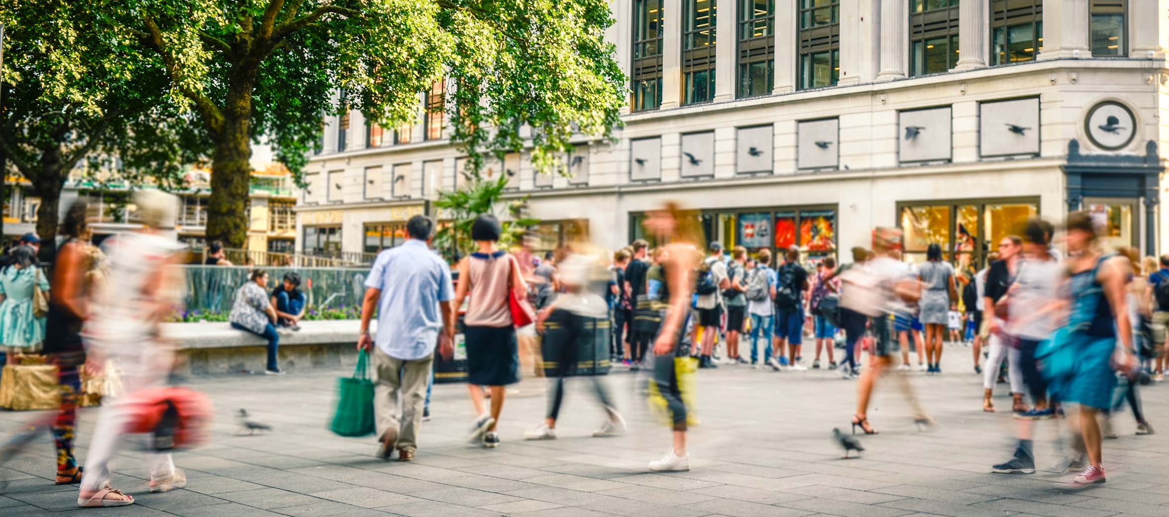 Belebte, unscharfe Einkaufsstrassenszene