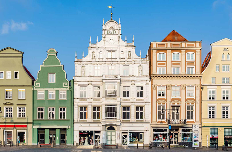 Bunte Haeuser in der historischen Altstadt